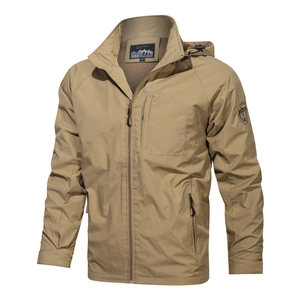 Herren Outdoor-Jacke in Khaki mit Kapuze, windfestem Stoff und Reißverschlusstaschen