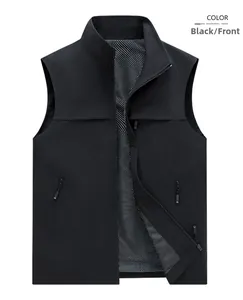Détail du gilet d'extérieur noir avec doublure en mesh blanc et zips au col montant