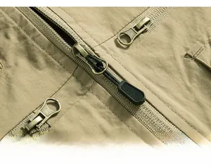 Détail de fermetures éclair en bronze vintage sur un gilet outdoor kaki avec cordons