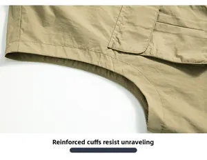 Détail de la veste d'extérieur kaki montrant les bords renforcés de l'emmanchure robuste