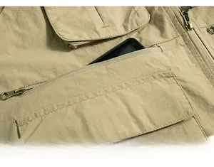 Détail de gilet de pêche kaki avec multi-poches fonctionnelles et fermetures éclair
