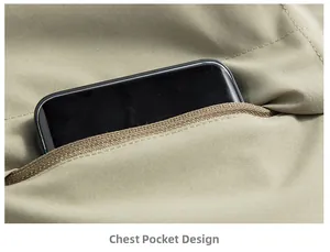 Gros plan sur la poche de poitrine d'un gilet kaki avec smartphone pour le rangement