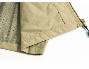 Détail de gilet extérieur kaki avec doublure en maille respirante et ourlet à double couture