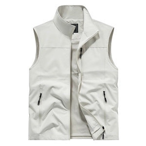 Gilet de plein air pour hommes blanc ivoire avec col montant et poches zippées multiples