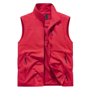Gilet de sport rouge pour homme avec col montant, poches zippées et doublure en maille aérée