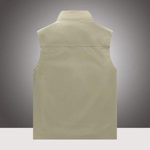 Vue arrière d'un gilet d'extérieur kaki pour homme avec col montant et tissu respirant