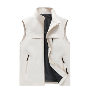 Gilet de sport beige pour homme avec col montant et poches zippées fonctionnelles