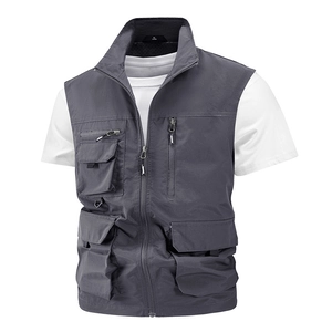 Gilet tactique gris foncé à poches multiples avec col montant et tissu imperméable