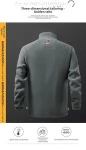 Detail der grauen Herren-Fleecejacke mit dem bestickten Norwegen-Flaggen-Logo-Aufnäher