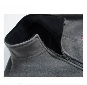 Detail der grauen Fleecejacke mit hohem Kragen und dicker Stoffstruktur für Herren
