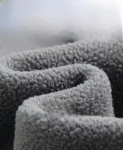 Makroaufnahme der Textur des hochdichten, winddichten grauen Polarfleece-Stoffs