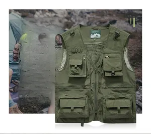 Detail der armee-grünen Angelweste mit großer Brusttasche und Mesh-Innenfutter