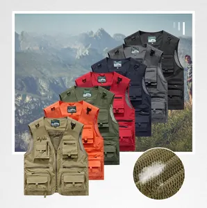 Detailansicht des atmungsaktiven Netzfutters und Multi-Taschen-Designs der Outdoor-Weste