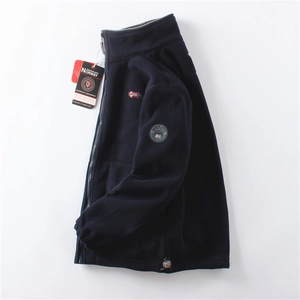 Dettaglio della giacca in pile blu navy con ricamo Norway e toppa con logo bianco