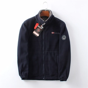 Dettaglio della giacca in pile blu navy con ricamo Norvegia e cerniera completa