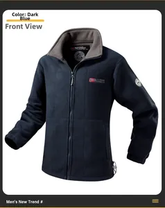Detail der dunkelblauen Fleecejacke mit Outdoor-Stickerei und norwegischem Flaggen-Emblem