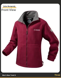 Detail der burgunderroten Fleecejacke mit Norwegen-Logo und warmem Polarfleece-Stoff