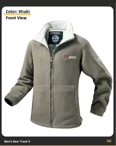 Detail der khakifarbenen Fleecejacke mit Outdoor Norway Stickerei und Reißverschluss