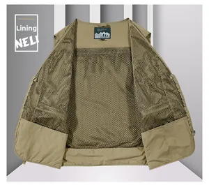 Detail der khakifarbenen Outdoor-Weste mit atmungsaktivem schwarzem Netzfutter und Innentaschen