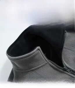 Detailansicht von Stehkragen und Reißverschluss an grauer Fleecejacke für Herren