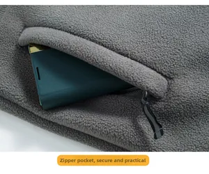 Detail einer Fleecejacke mit hochdichtem Gewebe und sicherer Reißverschlusstasche