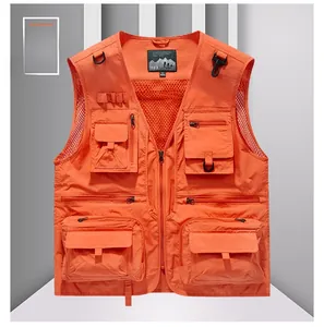 Detailansicht der Taschen und D-Ringe an der orangefarbenen Outdoor-Anglerweste