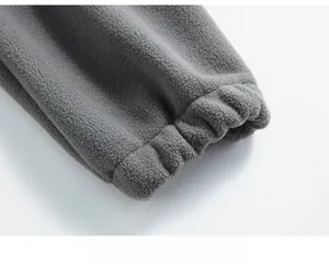 Detailansicht der elastischen winddichten Ärmelbündchen einer dicken Fleecejacke