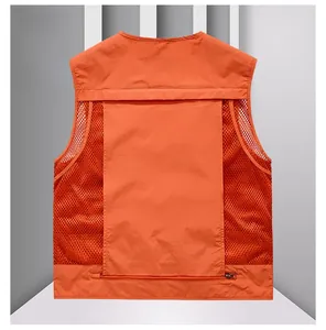 Rückansicht der orangefarbenen Outdoor-Weste mit atmungsaktivem Mesh und Tasche