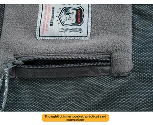 Detailansicht der Fleecejacke mit sicherer Reißverschluss-Innentasche und Netzfutter