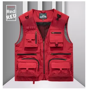 Detailansicht der roten Outdoor-Weste mit mehreren Taschen und atmungsaktivem Netzfutter