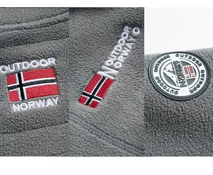 Details von Norwegen-Stickerei und rundem Emblem auf grauer Fleece-Outdoor-Jacke