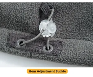 Makro-Detail des verstellbaren Kordelzugs am Saum der grauen Fleecejacke für Herren