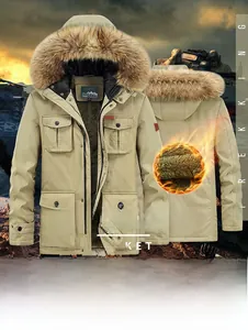 Dettaglio del parka invernale kaki da uomo con pelliccia rimovibile e fodera in pile