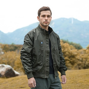Giacca bomber uomo verde militare scuro con toppe tattiche e stile cargo in esterno