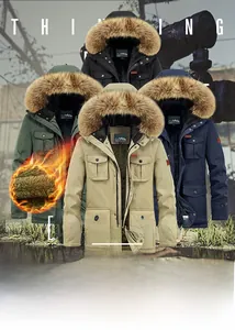 Dettaglio del parka da uomo foderato in pile caldo con cappuccio in pelliccia sintetica