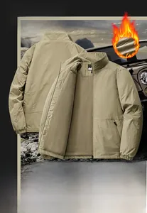 Détail de la veste polaire kaki pour homme avec doublure chaude et tissu mat d'extérieur