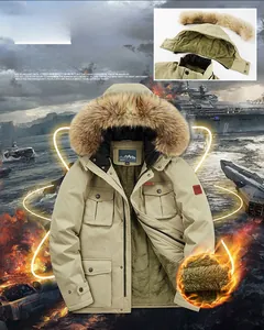 Dettaglio del parka kaki da uomo con cappuccio in pelliccia rimovibile e fodera in pile