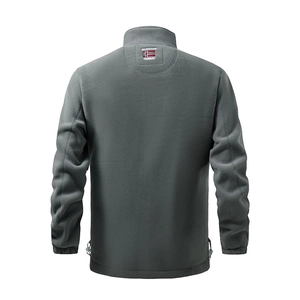Rückansicht einer dicken grauen Fleecejacke mit Outdoor Norway Stickerei am Kragen