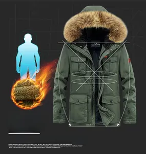 Dettaglio del parka invernale da uomo verde scuro con cappuccio in pelliccia e multitasche