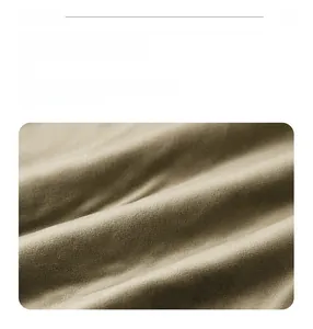 Gros plan sur la doublure polaire épaisse couleur camel pour vestes d'hiver chaudes