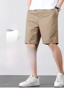 Détail du short décontracté en coton kaki montrant la texture légère et respirante