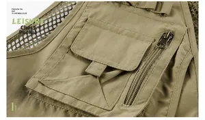 Detail der khaki Outdoor-Weste mit Mesh-Schulterpartie und funktioneller Brusttasche