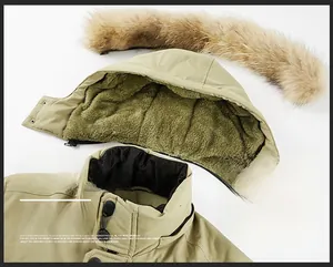 Dettaglio del parka kaki con cappuccio staccabile in ecopelliccia e fodera in peluche