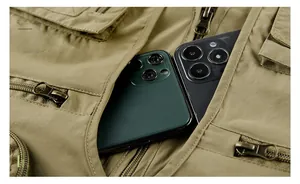 Detail der khakifarbene Outdoor-Weste mit großen Taschen für zwei Smartphones