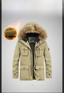 Dettaglio di un parka invernale kaki con cappuccio in pelliccia e ampie tasche cargo