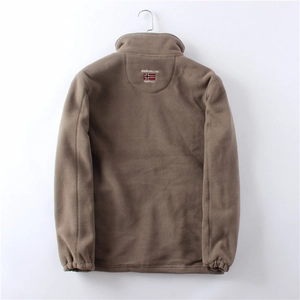 Dettaglio retro della giacca in pile marrone con ricamo Norvegia e polsini elastici