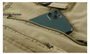 Detail der Reißverschlusstasche der khakifarbenen Outdoor-Weste mit Smartphone-Inhalt