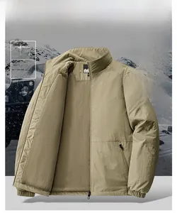 Détails de la veste coupe-vent kaki avec doublure polaire chaude et col montant