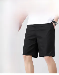 Détail du short ample en coton avec taille élastique à cordon et poches latérales