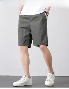 Détail d'un short cargo ample en coton pour homme de couleur vert olive foncé